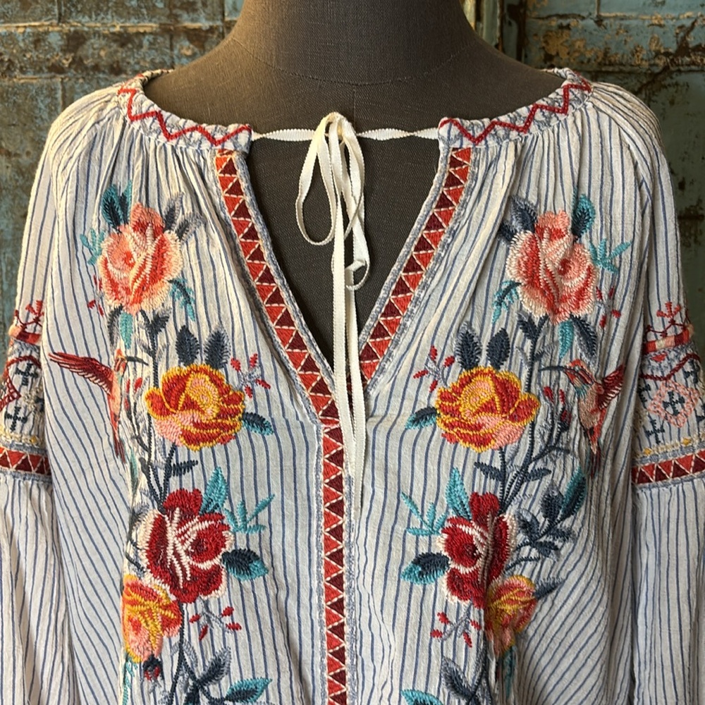 Johnny Was Hummingbird Embroidered Pinstriped Blue White Stripe Tunic Flowers XS